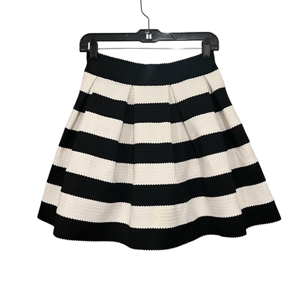 NWT, Express Black White Striped Structured Stretch Pouf Skater Mini Skirt, Sz S - Picture 3 of 14